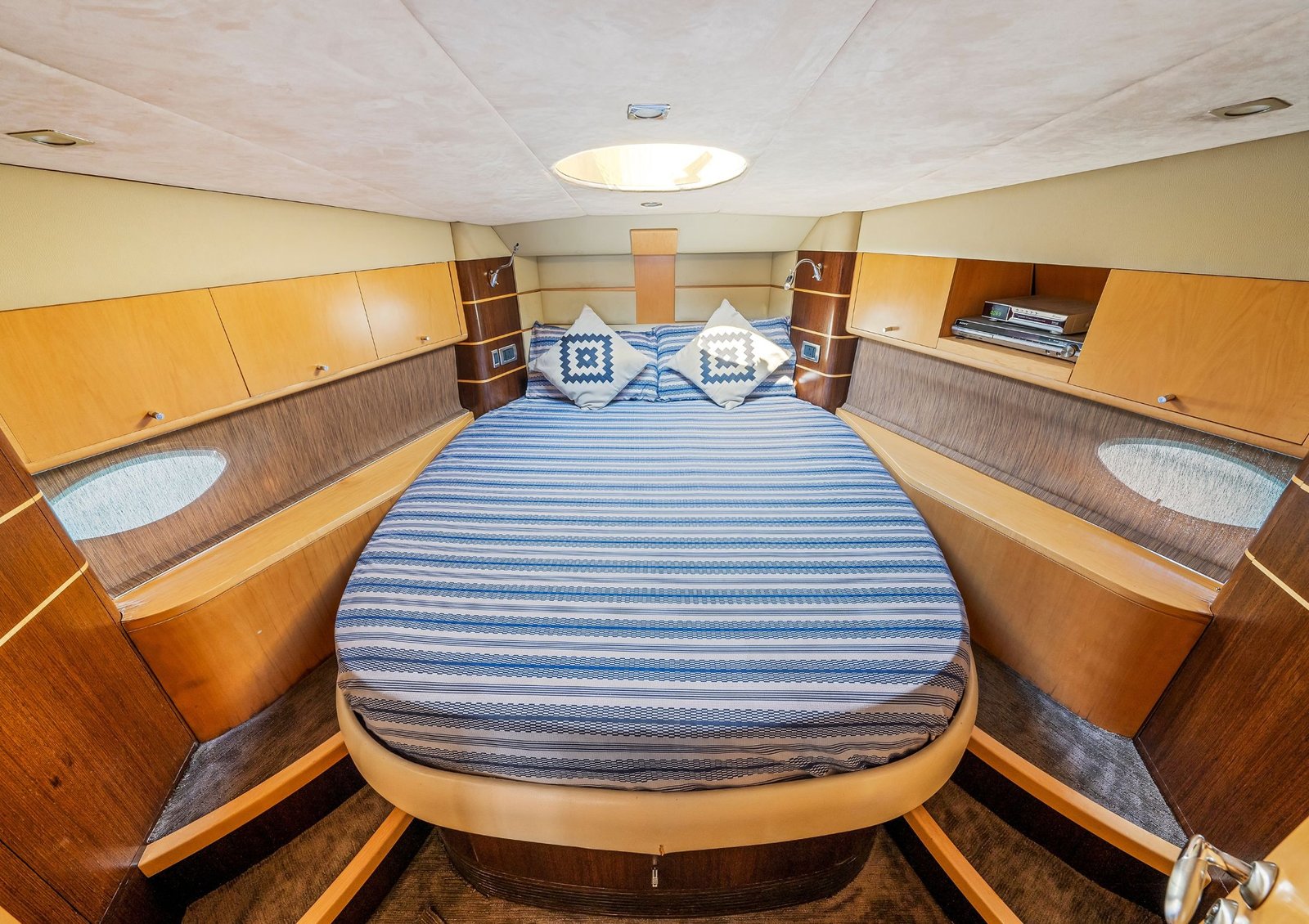 55ft Luxury Yacht View